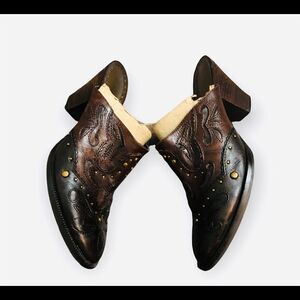 Womens Gianni Bini Frontier mule/clogs. Intricately designed two tones b…